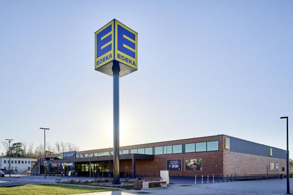 EDEKA Susanne Krüger e.K. in Binz OT Prora - Markt von aussen mit Parkplatz